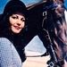 تصویری کمتر دیده شده از پوری بنایی در کنار اسب محبوب اش