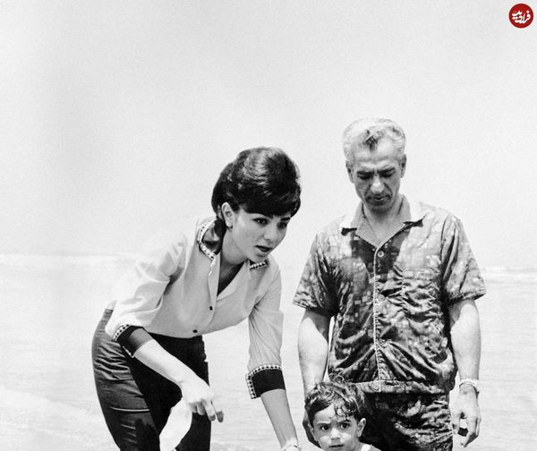 تصویری از تفرج «محمدرضا پهلوی و همسر سوم اش» در کنار دریای خزر