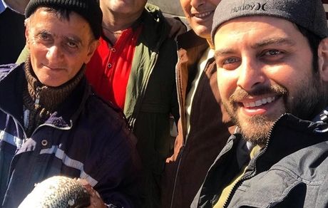 آقای بازیگر در بین هوادارانش + عکس