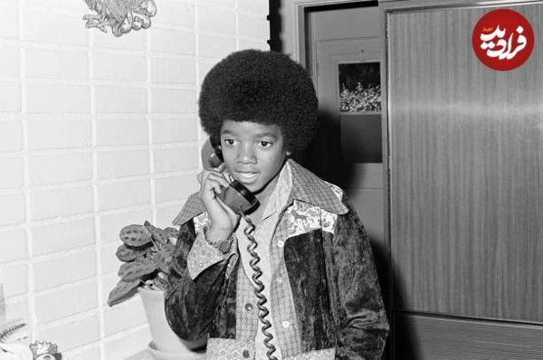 مایکل جکسون در حال صحبت با تلفن در خانه‌اش