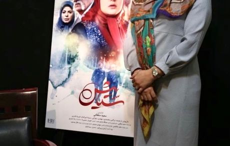 فریبا نادری در کنار پوستر ستایش + عکس