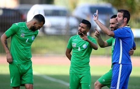 استراماچونی قید استفاده از یک آبی پوش را زد