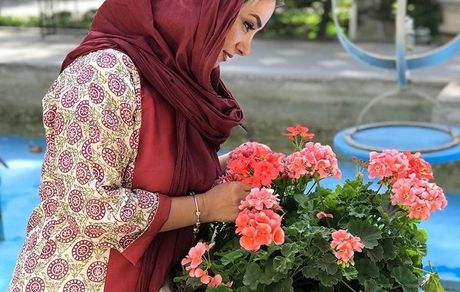 بازی همسر برزو ارجمند با شمعدانی‌های زیبا + عکس