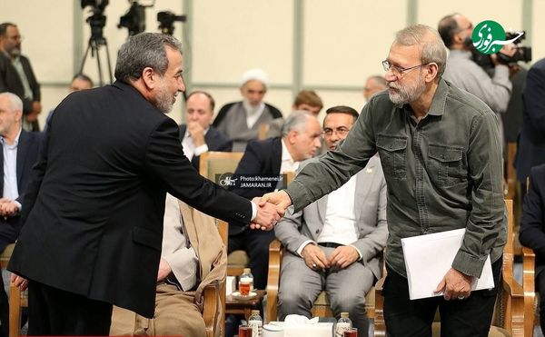 تصویری از عراقچی و لاریجانی در حاشیه دیدار رئیس‌جمهور و اعضای هیات دولت با رهبر انقلاب