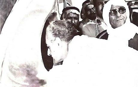 عکسی دیده نشده از محمدرضاشاه در حال زیارت حجرالاسود ۱۳۴۷