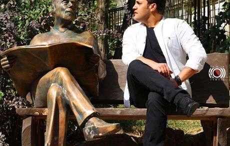 صحبت کردن داماد ستایش خانم با مجسمه + عکس