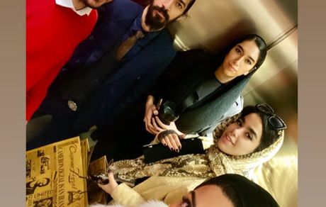 خانم بازیگر و دوستانش در آسانسور + عکس