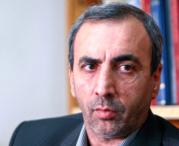 از همان موقع که احمدی نژاد قطعنامه ها را کاغذ پاره تلقی کرد، بحران عمیق در کشور استارت خورد