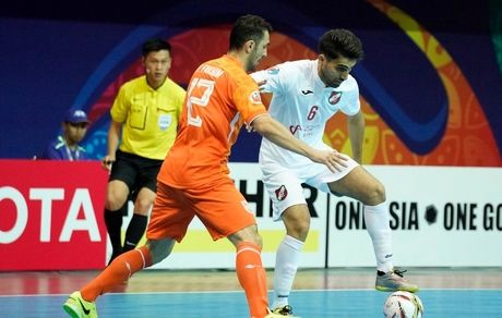 مس سونگون با یک بازیکن برزیلی در مسابقات قهرمانی آسیا