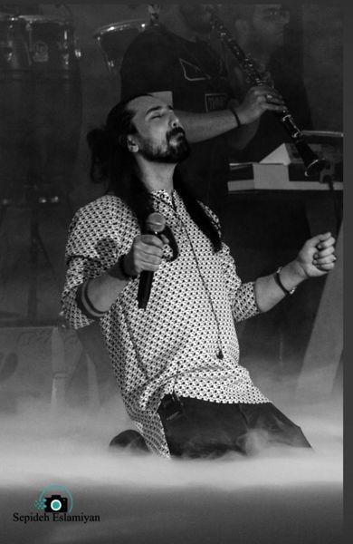 به زانو در آمدن امیر عباس گلاب + عکس