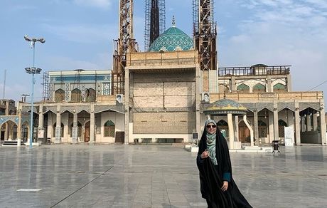 زیارت رفتن خانم مجری معروف + عکس 