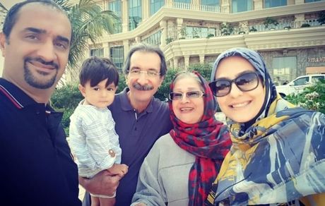 آقای مجری معروف در کنار همسر و پدر و مادرش + عکس