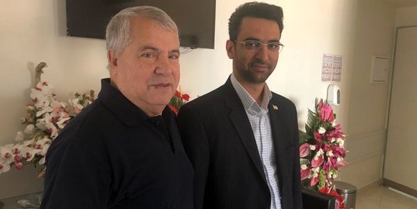  دیدار وزیر ارتباطات از علی پروین در بیمارستان 