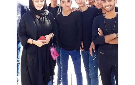 سحر قریشی در میان پسران هوادارش + عکس