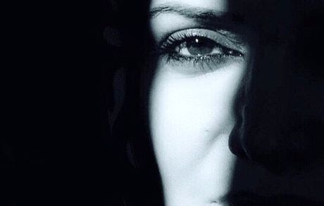 صورت نصفه نیمه الهام پاوه نژاد در تاریکی + عکس