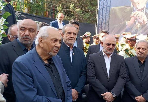 عکسی از پزشکیان در تشییع پیکر ناصر قفلی، رئیس مجمع خیرین مدرسهساز
