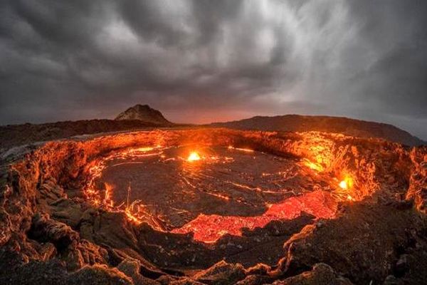 سقوط دختر جوان به داخل مواد مذاب آتشفشان!