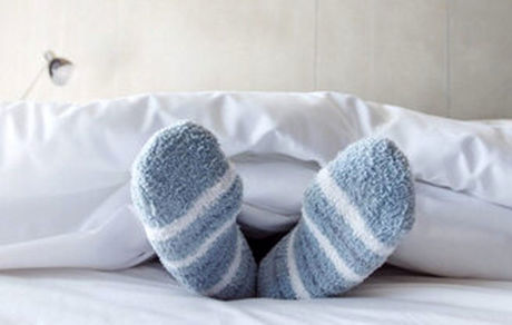 خوابیدن با جوراب؛  تهدیدی برای سلامتی است؟