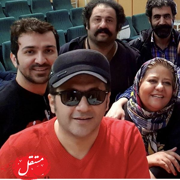 شهرام عبدلی و رابعه اسکویی در میان همکارانشان + عکس