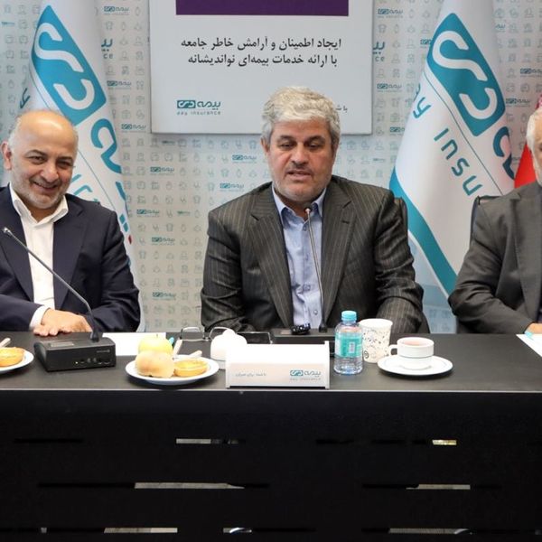 بیمه دی در کنار خدمت به خانواده ایثارگران، الگویی موفق برای صنعت بیمه کشور است