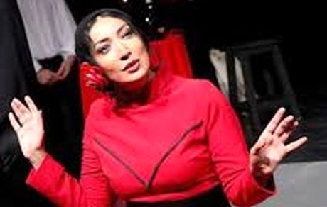 نگار عابدی با‌ کت شلوار و کراوات در تئاتر اکلیل