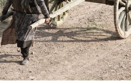 گاری کشی مهتاب کرامتی در مزار شریف + عکس