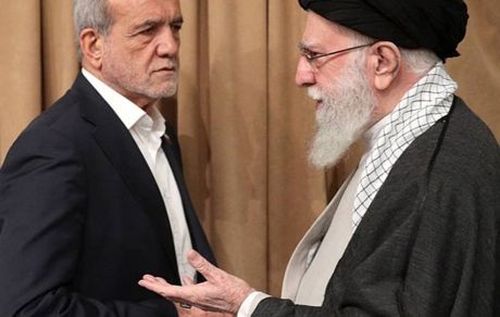 رهبر انقلاب و پزشکیان در یک قاب