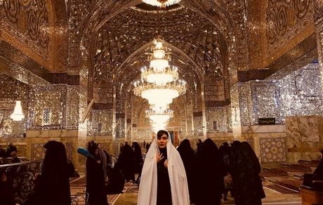 حجاب غیر معمول خانم بازیگر در حرم امام رضا(ع)+ عکس