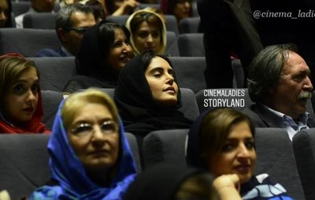 خوابیدن الناز شاکر دوست جلوی همه + عکس