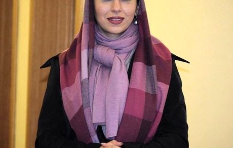 تیپ صورتی  کراواتی خانم بازیگر +عکس 