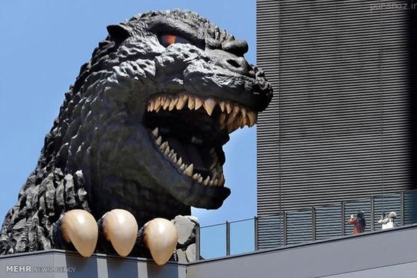 نصب ماکت گودزیلا کنار ساختمانی در توکیو ژاپن (AP)