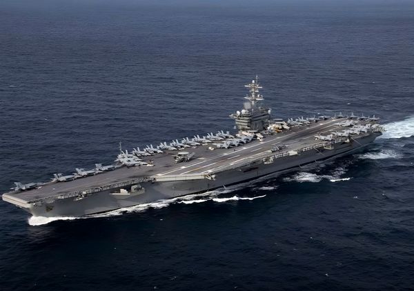 ناو آبراهام لینکلن به نزدیکی ایران رسید / هشدار جمهوری اسلامی: دست از پا خطا کنید ناو آبراهام لینکلن را با موشک می‌زنیم!