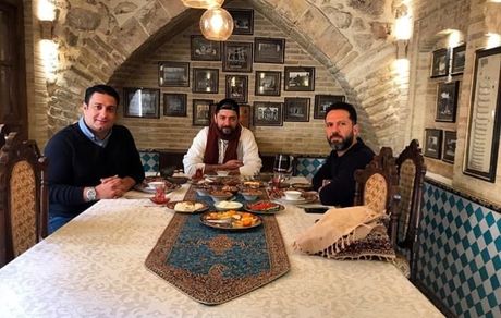 بهرام رادان و دوستانش در رستورانی سنتی + عکس