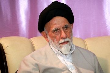 تعدادی از وزیران و استانداران دستورات افراد دیگری را اجرا می کنند
