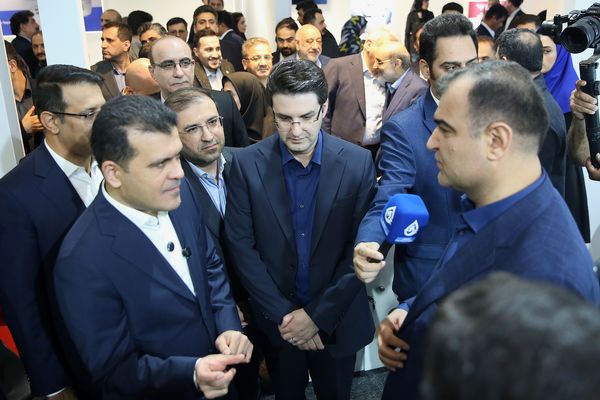 بازدید معاون علمی و فناوری رئیس جمهور از غرفه بیمه البرز در نمایشگاه پتروشیمی