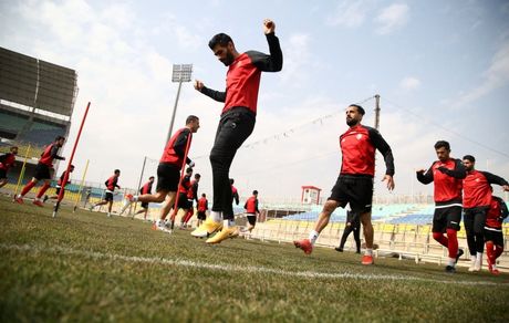 برگزاری مراسم یادبود درگذشتگان سرخ‌‍ پوش در تمرین پرسپولیس
