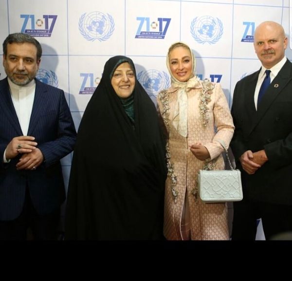 عکس دسته جمعی خانم بازیگر در کنار مسئولین کشور 