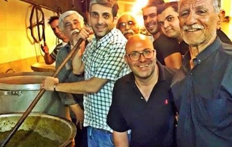 حمیدگودرزی پای دیگ نذری هیئت + عکس 