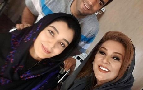 عکس سه نفره آقای کارگردان و خانم های بازیگر  در فیلم توقیف شده