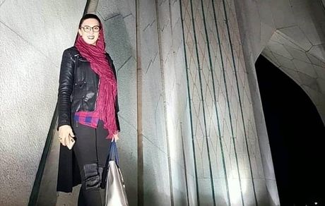 خانم بازیگر در زیر برج آزادی + عکس