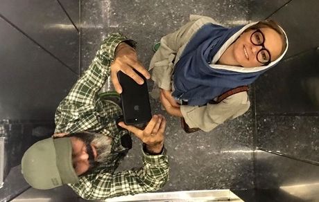 خانم آقای بازیگر در سقف آسانسور + عکس